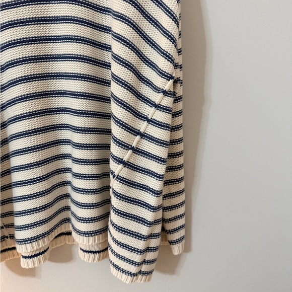 American Eagle Outfitters Navy and Cream V-Neck Sweater - Picture 2 of 6